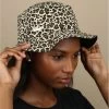 Seeberger Bucket Leo Print Sand 1 Seeberger Bucket Leo Print Sand -NEW ERA Winkel bucket leo print sand