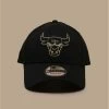 NEW ERA Metallic Logo 940 Bulls Black Gold 2 NEW ERA Metallic Logo 940 Bulls Black Gold -NEW ERA Winkel metallic logo 940 bulls black gold