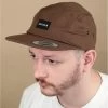 NIXON Mikey 5 Panel Cap Brown -NEW ERA Winkel mikey 5 panel cap brown