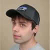 Patagonia P6 Logo Trucker Hat Forge Grey -NEW ERA Winkel p6 logo trucker hat forge greygrijze20gebogen20vizier20cap20P620logo20trucker20hat20forge20grey